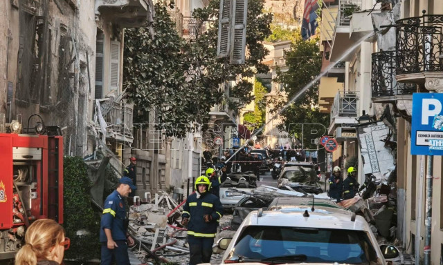 Έκρηξη στην Πλάκα: Ξέσπασε φωτιά στο κτίριο που κατέρρευσε από διαρροή φυσικού αερίου - 3 τραυματίες