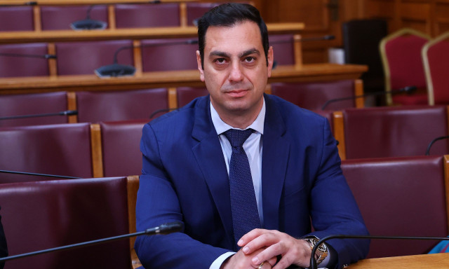 Βουλευτής ΝΔ: Αν δεν έχεις 10 ευρώ για βενζίνη, παίρνεις τα Μέσα Μαζικής Μεταφοράς
