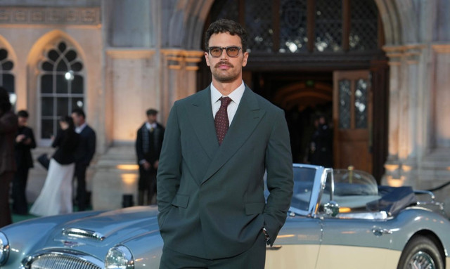Theo James: Ο «gentleman» με τις ελληνικές ρίζες που ξέφυγε από την ταμπέλα του heartthrob