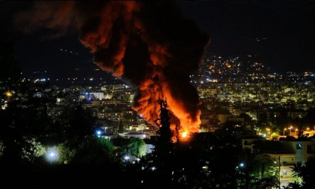 Βόλος: Φωτιά σε ελαστικά σήκωσε πυκνό καπνό - Ολονύχτια μάχη των πυροσβεστών
