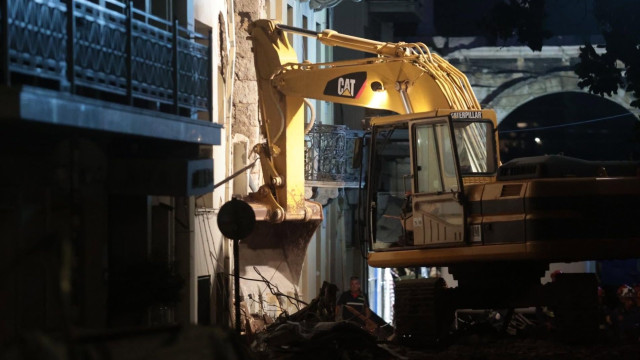 Έκρηξη στην Πλάκα: Ανασύρθηκε χωρίς τις αισθήσεις της γυναίκα από τα συντρίμμια