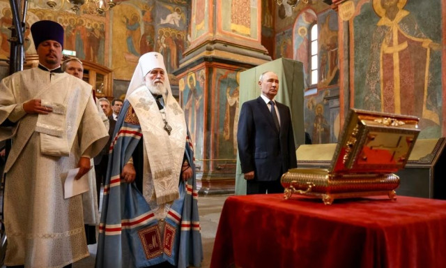 «Είμαστε Ρώσοι, ο Θεός είναι μαζί μας»: Γιατί η Μόσχα στέλνει νεκρούς πρίγκιπες και Αγίους στη μάχη