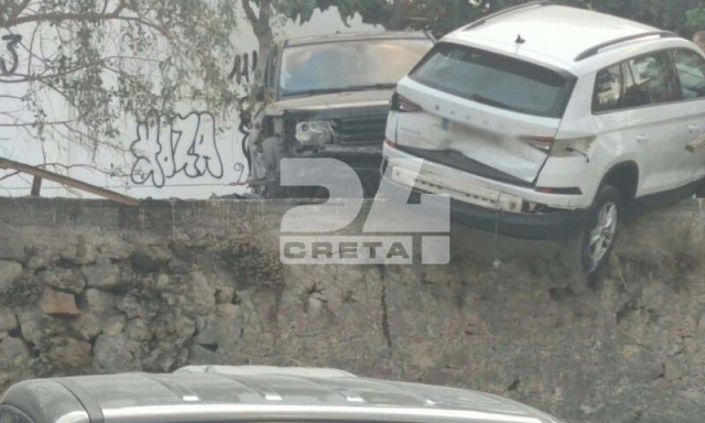 Χανιά: Αυτοκίνητο παρέσυρε σταθμευμένα οχήματα - Ένα κρέμεται πάνω από πάρκινγκ