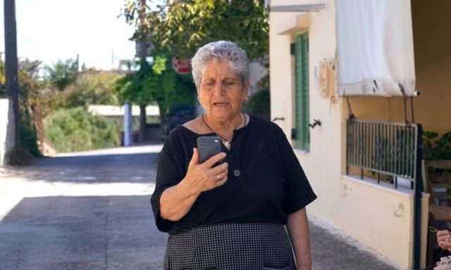 Η viral γιαγιά του Ημιμαραθωνίου Κρήτης ετοιμάζει καλάθια, φωτογραφίες και… 5 χιλιόμετρα