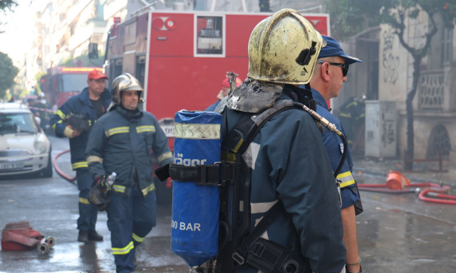 Φωτιά σε εγκαταλελειμμένο κτίριο στο κέντρο της Αθήνας - Διακοπή κυκλοφορίας