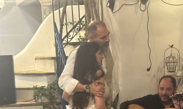 Τήνος: Κρητικό γλέντι μετά τη βάφτιση των δίδυμων – Ξεσήκωσαν τα σοκάκια του νησιού