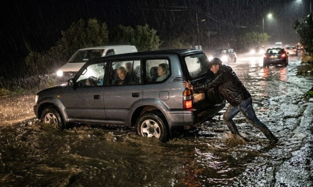 Λασίθι: Νεαρός μπήκε στα λασπόνερα για να βοηθήσει εγκλωβισμένους οδηγούς