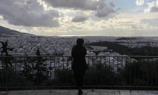 Καιρός: Επιμένουν οι χαμηλές για την εποχή θερμοκρασίες – Περισσότερες βροχές από την Τετάρτη