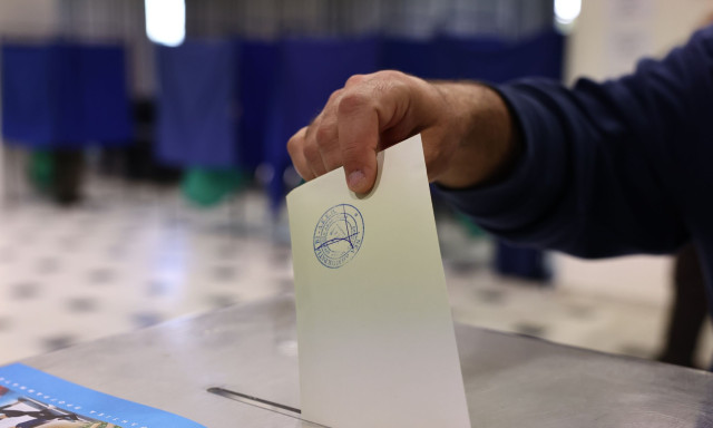 Η δημοσκόπηση «φάντασμα» που έβαλε φωτιά στο πολιτικό σκηνικό