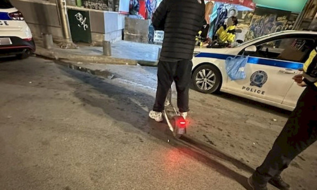 Πατήσια: Ηλεκτρικό πατίνι παρέσυρε και τραυμάτισε έγκυο στην πλατεία Κολιάτσου– Συνελήφθη ο αναβάτης