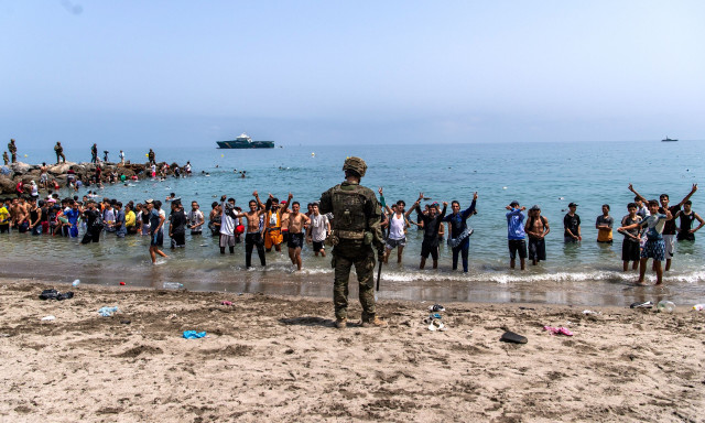 Ισπανία: Καταγγελίες για βασανιστήρια μεταναστών από Ισπανούς στρατιωτικούς στη Θέουτα