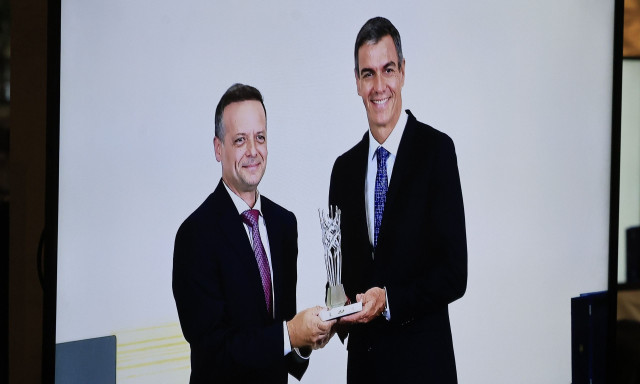 Δούκας: Απένειμε το Βραβείο Δημοκρατίας στον Πέδρο Σάντσεθ - «Έχετε υπερασπιστεί την ειρήνη»