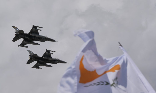 Κύπρος: Στρατιωτική παρέλαση για τα 66 χρόνια ανεξαρτησίας με ελληνικά F-16 Viper και ξένα αγήματα