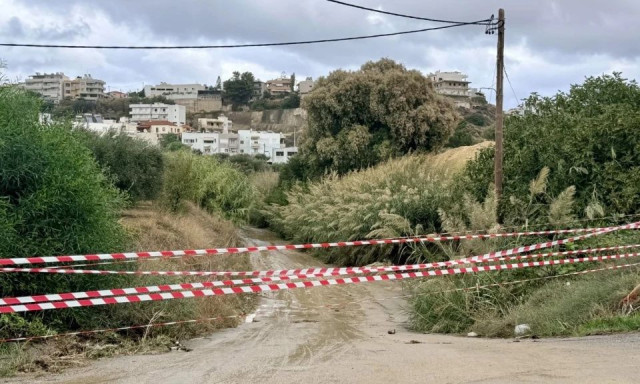 Κρήτη: Αγνοείται κτηνοτρόφος, οχήματα έπεσαν στη θάλασσα στις Γούβες, κόπηκε γέφυρα στον Μυλοπόταμο