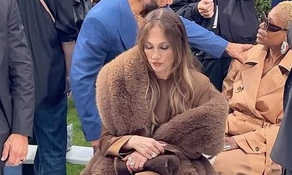 Έξαλλη η Τζένιφερ Λόπεζ σε fashion show στο Παρίσι - Της ζήτησαν να κλείσει την ομπρέλα ενώ έβρεχε