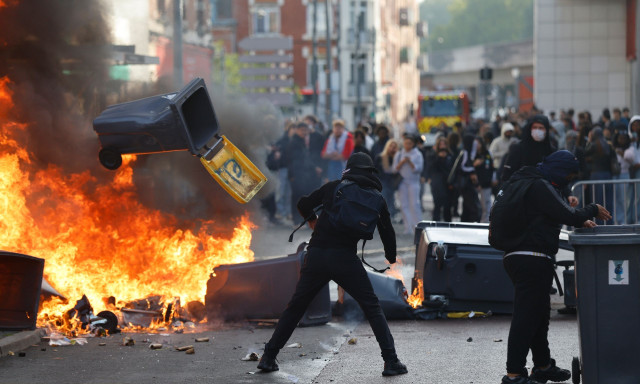 Εκτός ελέγχου η κατάσταση στη Γαλλία: Κλειστά εκατοντάδες σχολεία, 40 διευθυντές τραυματίες