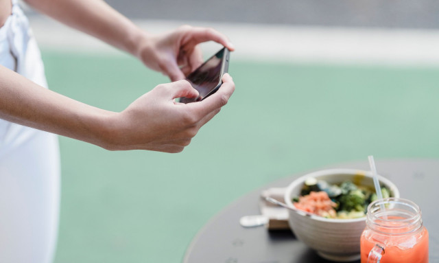 Έφηβοι και smartphone: Πώς επηρεάζει η χρήση τους την ανάπτυξη διατροφικών διαταραχών