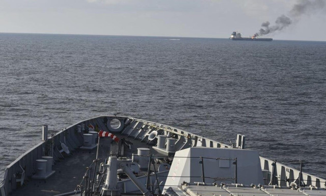 Στενά του Ορμούζ: Τάνκερ χτυπήθηκε από άγνωστο βλήμα – Ακολούθησε φωτιά στο πλοίο