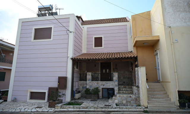 Λαύριο: Με κουζινομάχαιρο μαχαίρωσε την πρώην του – Την κυνήγησε και την ξανακάρφωσε στο πεζοδρόμιο
