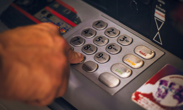 Άνδρας βρήκε πάνω σε ΑΤΜ περισσότερα από 128.000 δολάρια και τα παρέδωσε στην αστυνομία