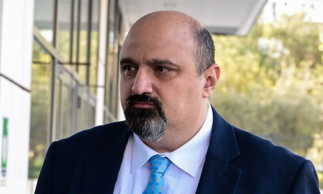Τριαντόπουλος κατά Καρυστιανού: «Χυδαίο ψεύδος» η αναφορά της ότι παρομοίασε τις σορούς με κρέατα