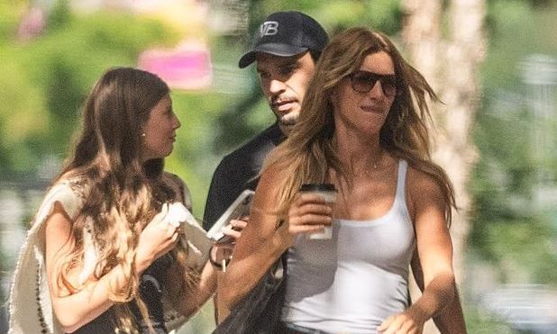 Σαν δυο σταγόνες νερό: Η Ζιζέλ και η 13χρονη κόρη της μαγνήτισαν τα βλέμματα με την ομοιότητά τους
