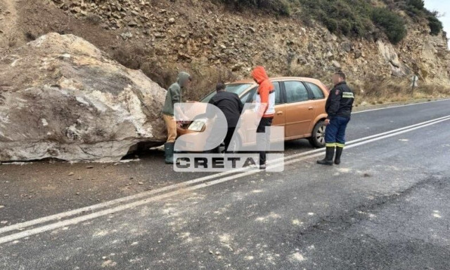 Ιεράπετρα: Βράχος αποκολλήθηκε κι έπεσε πάνω σε αυτοκίνητο - Από θαύμα γλίτωσε ο οδηγός