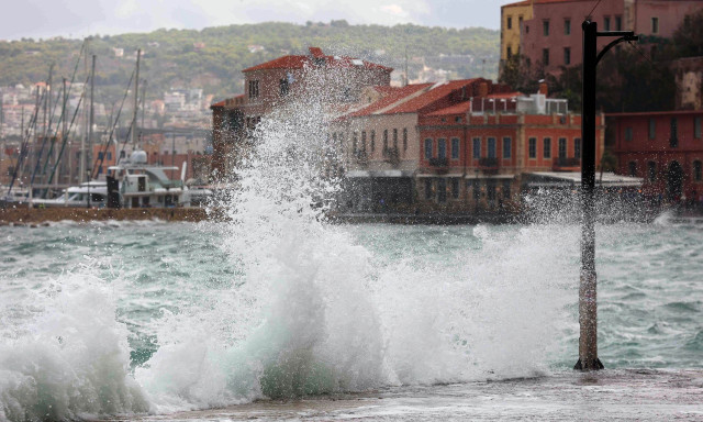 Καιρός δύο ταχυτήτων: Βροχές και 29άρια στην Κρήτη, παγωνιά στη βόρεια Ελλάδα
