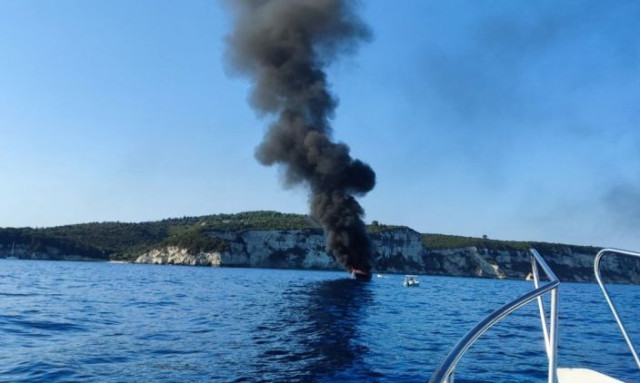 Πυρκαγιά σε ιστιοφόρο σκάφος στη Βόρεια Εύβοια – Σώοι οι δύο αλλοδαποί επιβαίνοντες