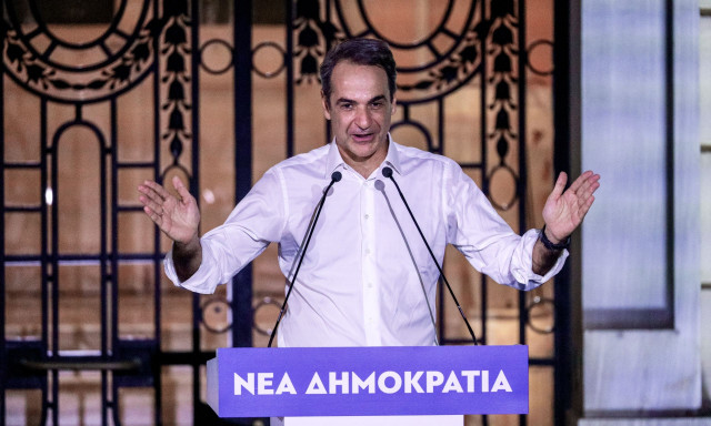Τα δύο μέτωπα Μητσοτάκη: Από τα 52 χρόνια της ΝΔ στη μάχη των Βρυξελλών - Η μάχη του κέντρου