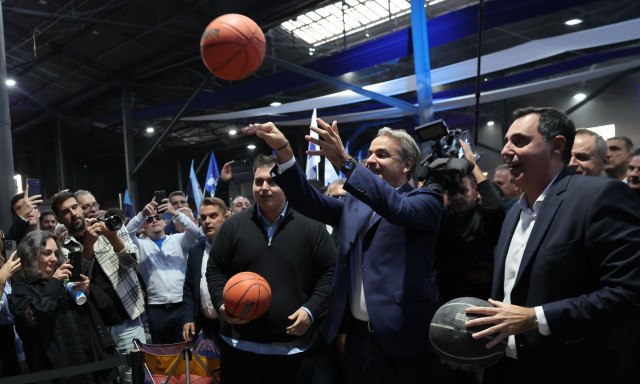 «Έβαλα 4 στα 4»: Ο Μητσοτάκης έπαιξε μπάσκετ και είχε ευστοχία 100%