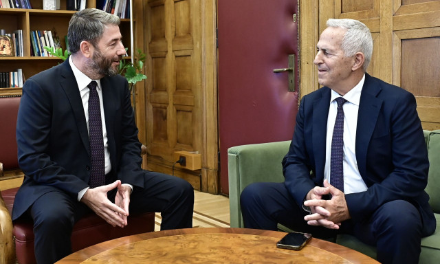 «Αρνούμαι τα κελεύσματα»: Αποκωδικοποιώντας τη δήλωση ένταξης του Ευάγγελου Αποστολάκη στο ΠΑΣΟΚ