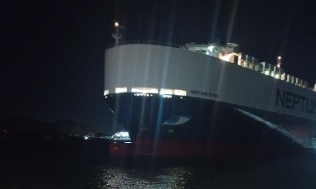 Σαλαμίνα: Το πλοίο «Neptune Ethos» με 36 άτομα προσάραξε στο Καματερό – Έρευνες για τα αίτια