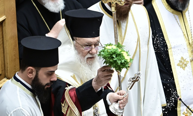 Ιερώνυμος στη Βουλή: «Υπομονή και ομόνοια για να έχουμε καλύτερα αποτελέσματα»