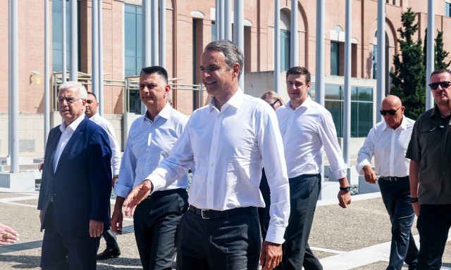 52 χρόνια ΝΔ: Τα πλάνα Σαμαρά στα ιστορικά βίντεο και ο πονοκέφαλος με τις τιμές των καυσίμων