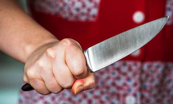 Θρίλερ στη Μεσαρά: 51χρονη επιτέθηκε με μαχαίρι στην αδελφή και τον σύζυγό της