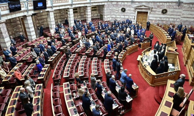 Η θλίψη της μισοάδειας Βουλής σε προεκλογικό αγιασμό, τα τρία συστατικά του Ανδρουλάκη και ο Σάντσεθ