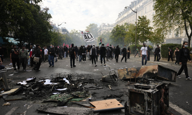 Η Γαλλία συγκλονίζεται από μαζικές διαδηλώσεις - Φωτιά σε οδόφραγμα στο Παρίσι