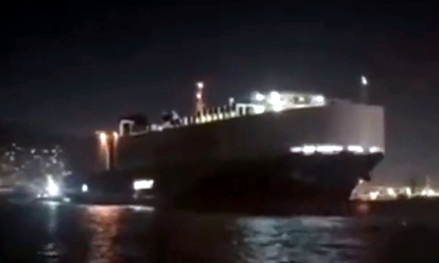 Neptune Ethos: Ασφαλείς και οι 36 επιβαίνοντες μετά την προσάραξη του πλοίου στη Σαλαμίνα