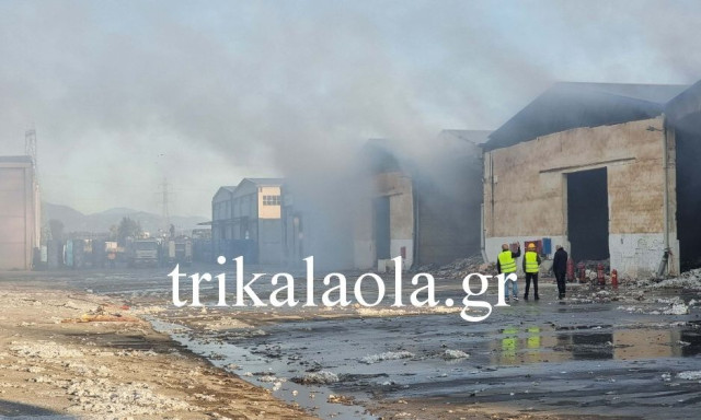 Τρίκαλα: Σε εξέλιξη η κατάσβεση στο εκκοκκιστήριο που τυλίχθηκε στις φλόγες - Κάηκαν τόνοι βαμβακιού