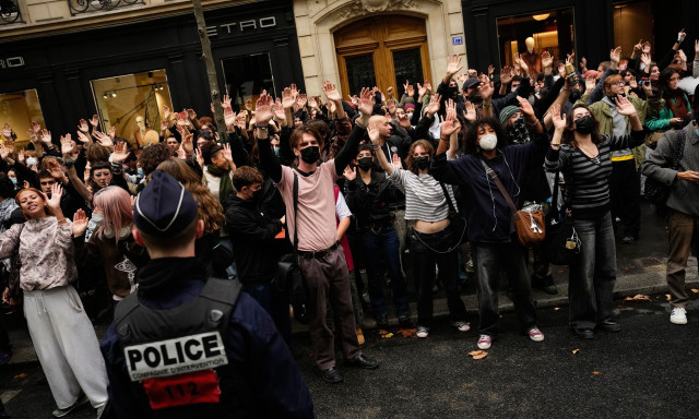 Γαλλία: Η άλλη όψη των καταλήψεων - Viral βίντεο με γονείς να απομακρύνουν άρον άρον τα παιδιά τους