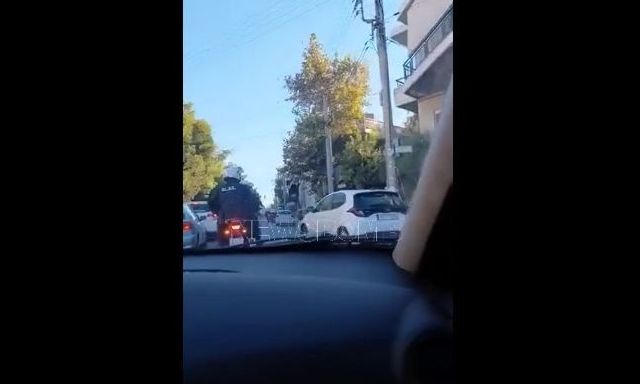 Η στιγμή που αστυνομικοί της ΔΙ.ΑΣ. ανοίγουν δρόμο για έγκυο