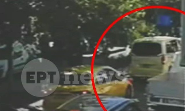 Ιερά Οδός: Βίντεο από τη στιγμή που 55χρονος απειλεί με τσεκούρι οδηγό έπειτα από καβγά