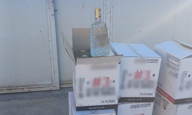 ΑΑΔΕ: Έκρυβαν σε πάρκινγκ «βιτρίνα», όπλο, βυτιοφόρα, λαθραία καύσιμα και αλκοόλ