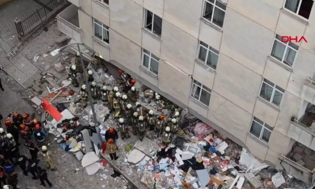 Κωνσταντινούπολη: Κατέρρευσαν όροφοι πολυκατοικίας - Επτά εγκλωβισμένοι στα συντρίμμια