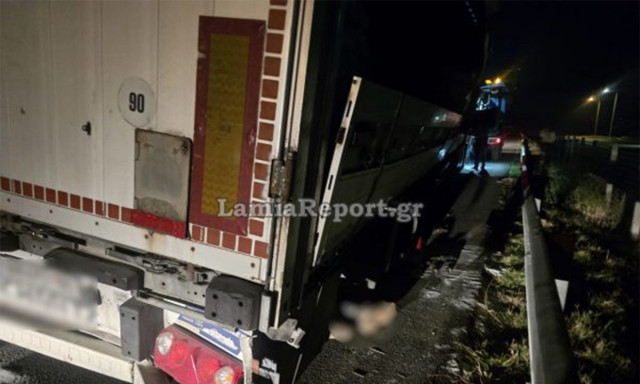 Νταλίκα γεμάτη ζάχαρη εξετράπη στην Αθηνών-Λαμίας – Σκορπίστηκε το φορτίο στον δρόμο