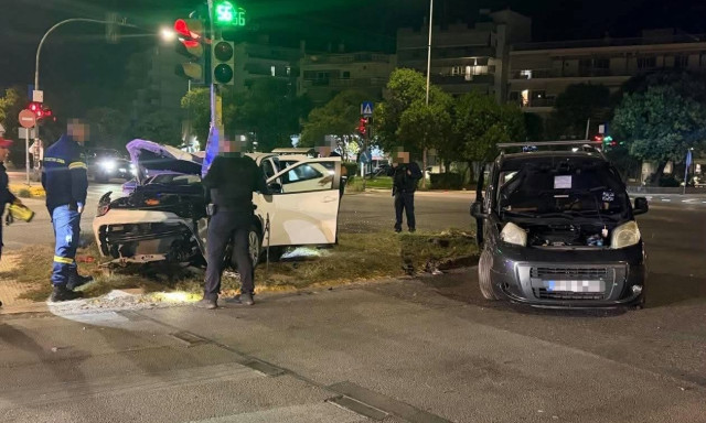 Σφοδρή σύγκρουση δύο Ι.Χ. στο Αγρίνιο – Στο νοσοκομείο οι δύο οδηγοί