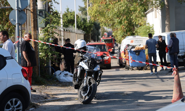 Αιγάλεω: Υπό έλεγχο η φωτιά σε βιοτεχνία ρούχων