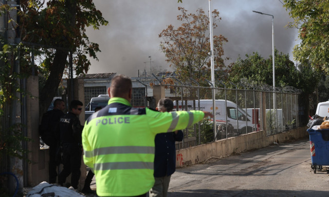 Πύρινος εφιάλτης στο Αιγάλεω: Στις φλόγες δύο βιοτεχνίες, εκκένωση σε ακτίνα 400 μέτρων