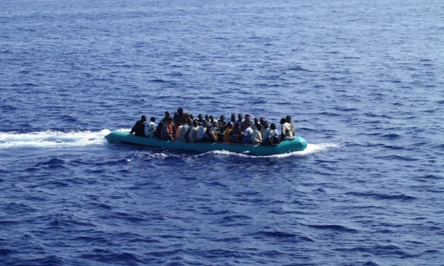 Κρήτη: Άφιξη 56 μεταναστών στην Ιεράπετρα - Βίντεο με το ασφυκτικά γεμάτο σκάφος